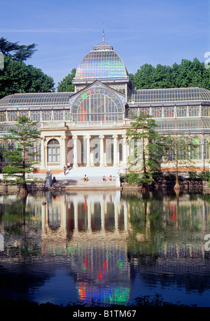 Palacio de Cristal et son reflet sur l'étang. Le parc du Retiro. Madrid. L'Espagne. Banque D'Images