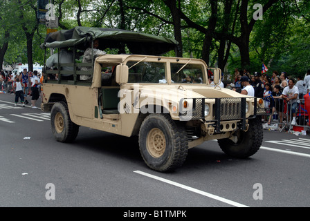 Un original Hummer rolls up Cinquième Avenue à la 13e édition de la portoricaine National Day Parade à New York Banque D'Images