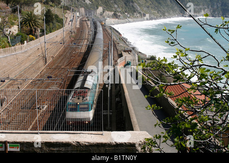 La gare de Corniglia à Cinqueterre avec train sur la Méditerranée Banque D'Images