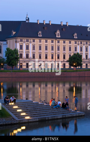 Les jeunes sur la banque du fleuve Oder Pologne Wroclaw relaxant Banque D'Images