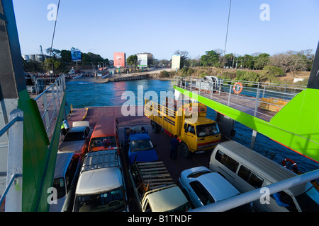 Sur les voitures Mombasa Kenya Likoni ferry Banque D'Images