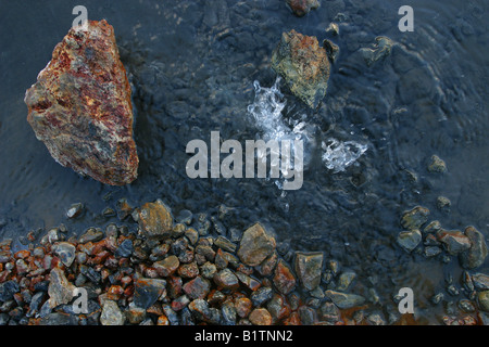 Minéraux et roches dans Boiling Hot Spring Banque D'Images