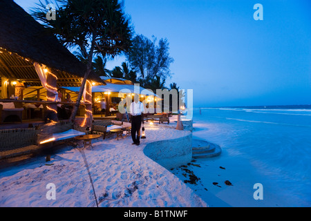 Offre d'organiser l'exploitation des sables bitumineux de lanternes au Nomad Kenya Diani Beach Banque D'Images