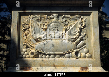 Détail de frise sur la base du Monument à la liberté américaine / Monumento a la Libertad Americana, Plaza de Armas, Santiago, Chili Banque D'Images