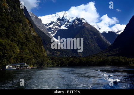 Montagnes couvertes de neige, Milford Sound, Southland dans sud-ouest de l'île du Sud, Nouvelle-Zélande Banque D'Images