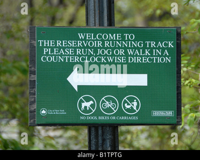 Vous êtes la plupart de bienvenue à courir, courir ou marcher dans le Parc Central de New York. Mais seulement dans le sens inverse ! Banque D'Images