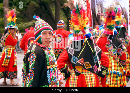 Les spectacles de danse folklorique bolivienne dans un corso fleuri sur Central Park West à New York, NY Banque D'Images