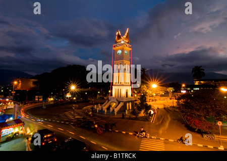 Scène de nuit de Jam Gadang tour de l'horloge à Bukittinggi, à l'Ouest de Sumatra, Indonésie Banque D'Images