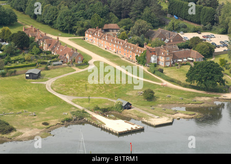 Vue aérienne de Milford On Sea village sur la Beaulieu River, dans la New Forest. Banque D'Images