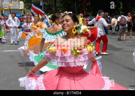 Les spectacles de danse folklorique salvadoriens… dans un corso fleuri sur Central Park West à New York, NY Banque D'Images