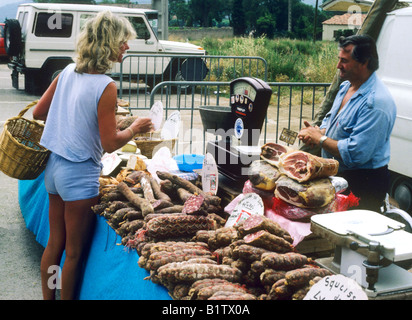 Charcuterie marché français stall Plan de la tour sud de la France achat shopping femme saucisse saucisson produisent des viandes comestibles Banque D'Images