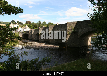 UK Wales Powys Talybont sur l'Usk vieux pont de pierre sur la rivière Usk Banque D'Images