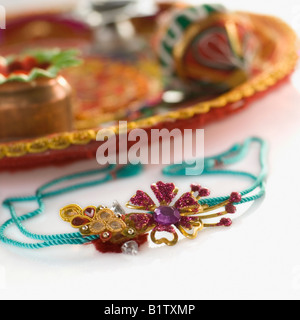 Close-up of a rakhi avec un rakhi thali dans l'arrière-plan Banque D'Images