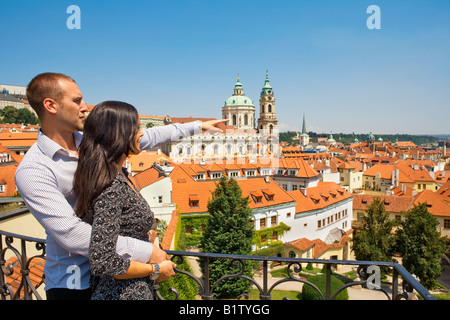 COUPLE DE JEUNES TOURISTES DANS LE JARDIN VRTBOVSKA Banque D'Images