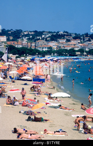 Sainte-marie Maxime Plage et ville Var sud de la France les gens de la côte de soleil parasols côtières de la mer Méditerranée, plage de sable Banque D'Images