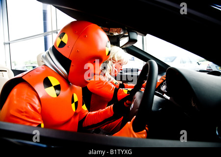 Modèles habillés en crash test dummies faisant semblant d'être impliqué dans un Impact dans une Mercedes Benz Banque D'Images