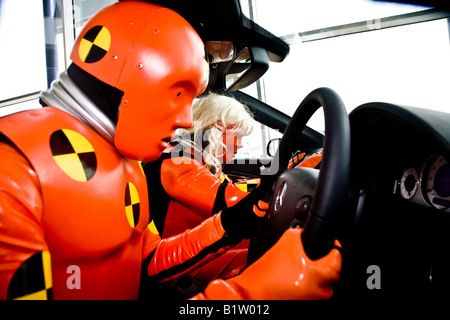 Modèles habillés en crash test dummies faisant semblant d'être impliqué dans un Impact dans une Mercedes Benz Banque D'Images