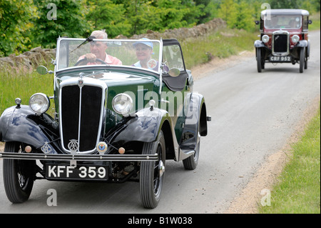 Une Morris 8 ouvre la voie à deux boissons profitez d'une route de campagne. Photo par Jim Holden. Banque D'Images