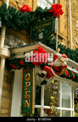 Le Père Noël à l'extérieur d'une boutique d'accessoires de Noël dans les Cotswolds en Angleterre Worcestershire Broadway Banque D'Images