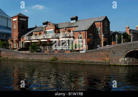 Malt House Pub sur les rives de la canal de Worcester et Birmingham, Brindley Place, Birmingham, West Midlands, Royaume-Uni Banque D'Images