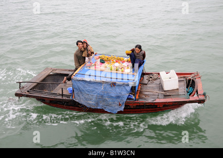 Famille vietnamienne vivant et travaillant sur un bateau de la baie de Ha Long Vietnam Banque D'Images