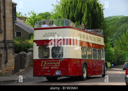 Tour bus à Alnwick Castle Banque D'Images