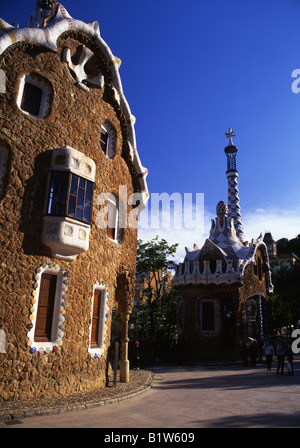 Parc Güell de maisons en pain d'épice à l'entrée conçu par Antoni Gaudi Barcelone Catalogne Espagne Banque D'Images