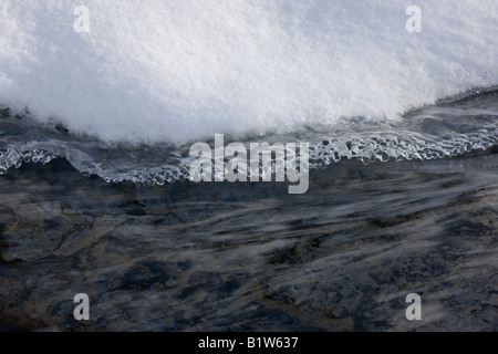 La formation de glace sur la rivière qui coule Banque D'Images