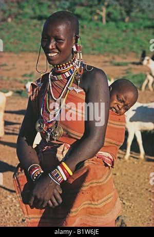 Masaï en costume traditionnel avec bébé au dos du sud du Kenya Afrique de l'Est Banque D'Images