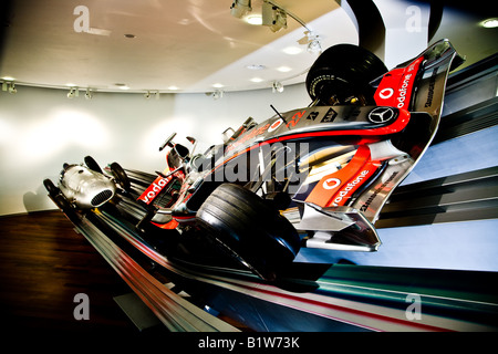 Vodafone McLaren Mercedes 2007 Mercedes Benz avec une flèche d'argent d'origine voiture de course derrière, à Mercedes Benz Banque D'Images