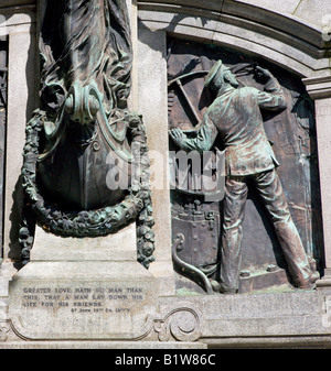 Close up de la RMS Titanic Memorial Ingénieurs dans le centre-ville de Southampton Hampshire Angleterre Banque D'Images