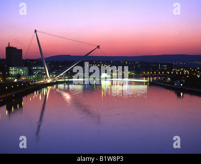 Passerelle de la ville et la rivière Usk au crépuscule / nuit Newport Wales UK Banque D'Images