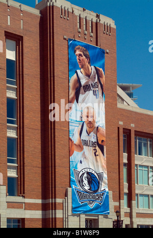 L'extérieur de bannière de Dirk Nowitzki à l'American Airlines Center de Dallas Texas USA Banque D'Images