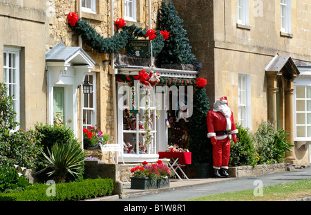 Le Père Noël à l'extérieur d'une boutique d'accessoires de Noël dans les Cotswolds en Angleterre Worcestershire Broadway Banque D'Images