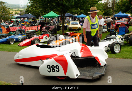 Prescott Speed Hill Climb Gloucestershire Angleterre réunion d'été de rassembler des concurrents dans le paddock Banque D'Images