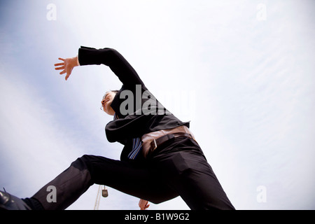 Employé de bureau japonais animé saut Banque D'Images