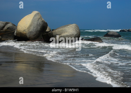 Plage de rochers dans le Parc National Naturel de Tayrona, Colombie Banque D'Images