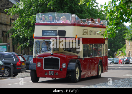 Tour bus à Alnwick Castle Banque D'Images