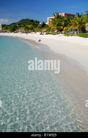 La belle plage de West Bay de l'eau sur Roatan Banque D'Images