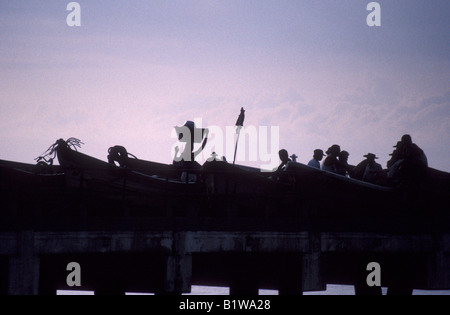 Sihouetted les gens par le coucher de soleil sur la ville de La Libertad, El Salvador, l'Amérique centrale Banque D'Images