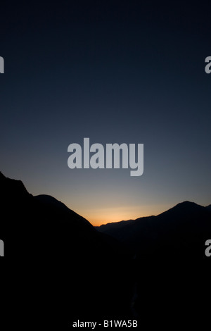 La dernière de la journée de la lumière comme le soleil se couche derrière, près de Kings Canyon Kings Canyon National Park, Californie, USA. Banque D'Images