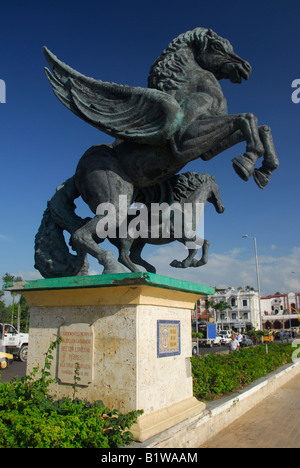 Paseo de los Martires ou pont des Martyrs, cheval Pégase statues, le couvent San Francisco en arrière-plan, Carthagène, Colombie Banque D'Images