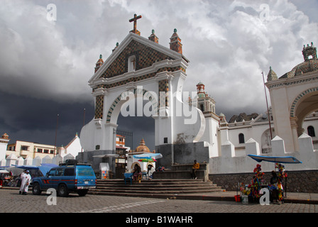 Bénédiction de voiture en face de la Vierge de la cathédrale de Copacabana à Copacabana, Bolivie Banque D'Images