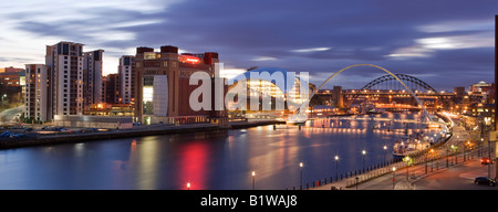 UK North Tyneside, Newcastle upon Tyne Le Gateshead Millennium Bridge et le sage bâtiment vue du quai Banque D'Images