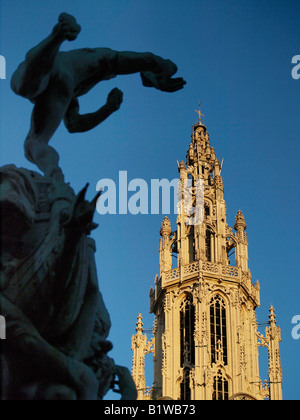 Détail de la grande église à clocher d'Anvers avec la fontaine Brabo silhouetté Belgique Banque D'Images