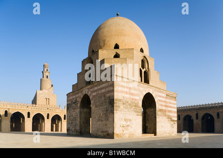 Le Caire, Égypte. Mosquée d'Ibn Tulun, fontaine d'ablution dans la cour Banque D'Images
