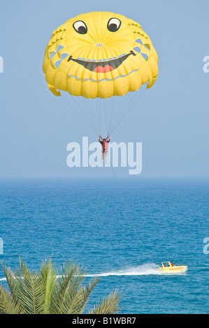 Une vue rapprochée de parapente près de Hammamet en Tunisie, un jour ensoleillé, contre un ciel bleu. Banque D'Images