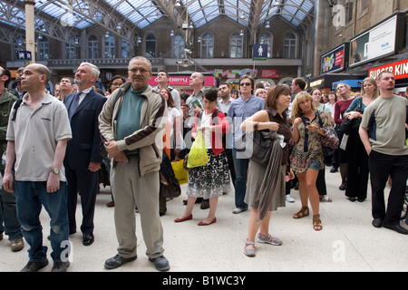 Hall de passagers aux heures de pointe du soir Charing Cross railway station Banque D'Images