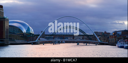 UK North Tyneside, Newcastle upon Tyne Le Gateshead Millennium Bridge et le sage bâtiment vue du quai Banque D'Images