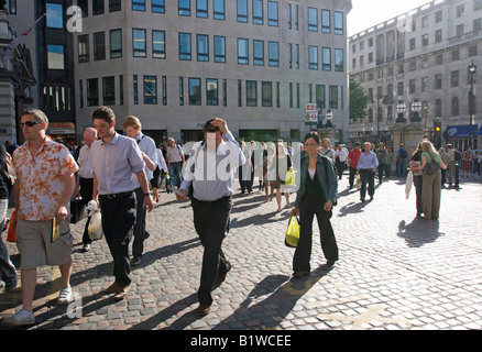 Les banlieusards de retour à la maison principale gare de Charing Cross London Banque D'Images